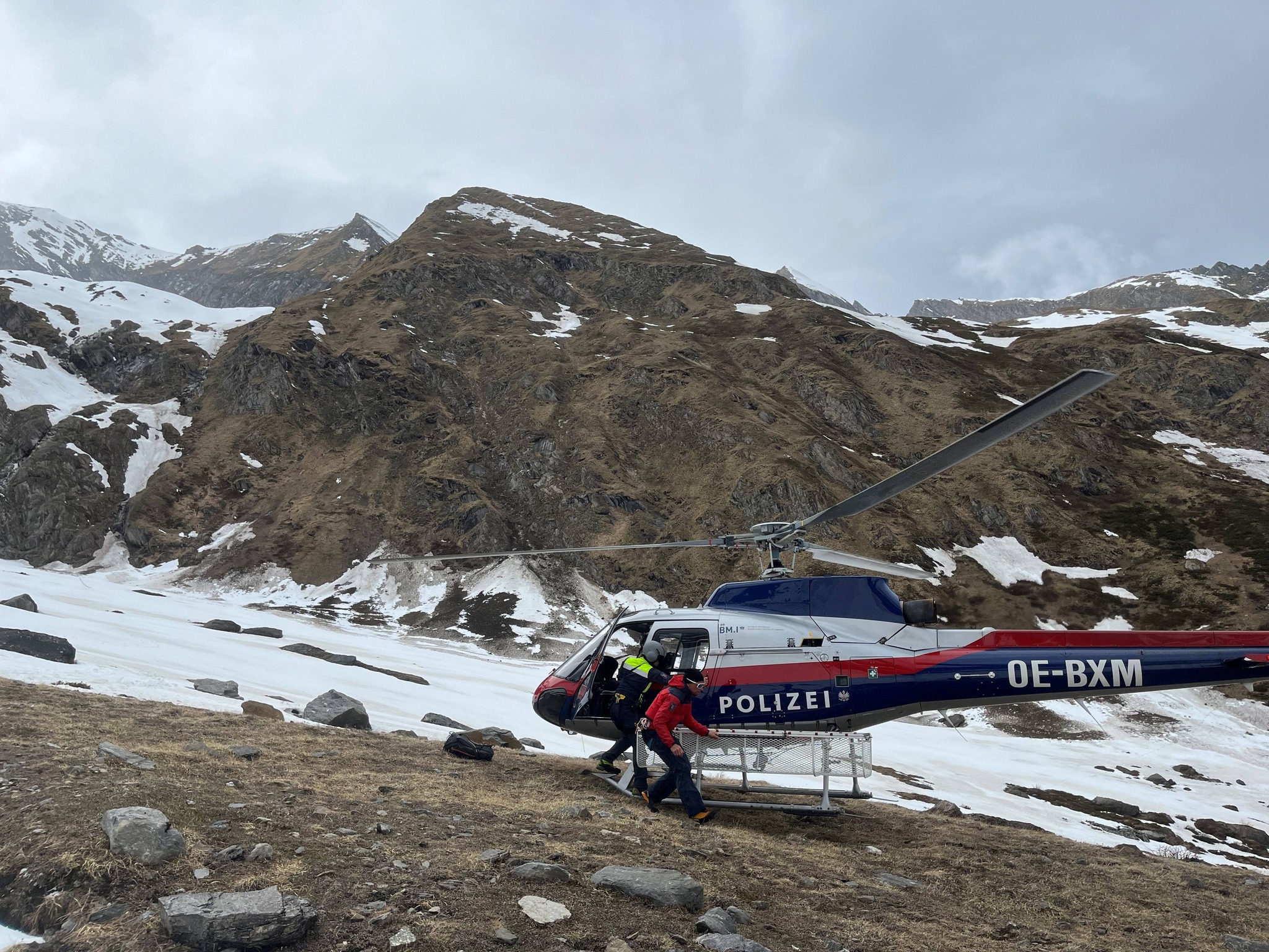 Ein Rettungshubschrauber auf landet auf einem Berg.