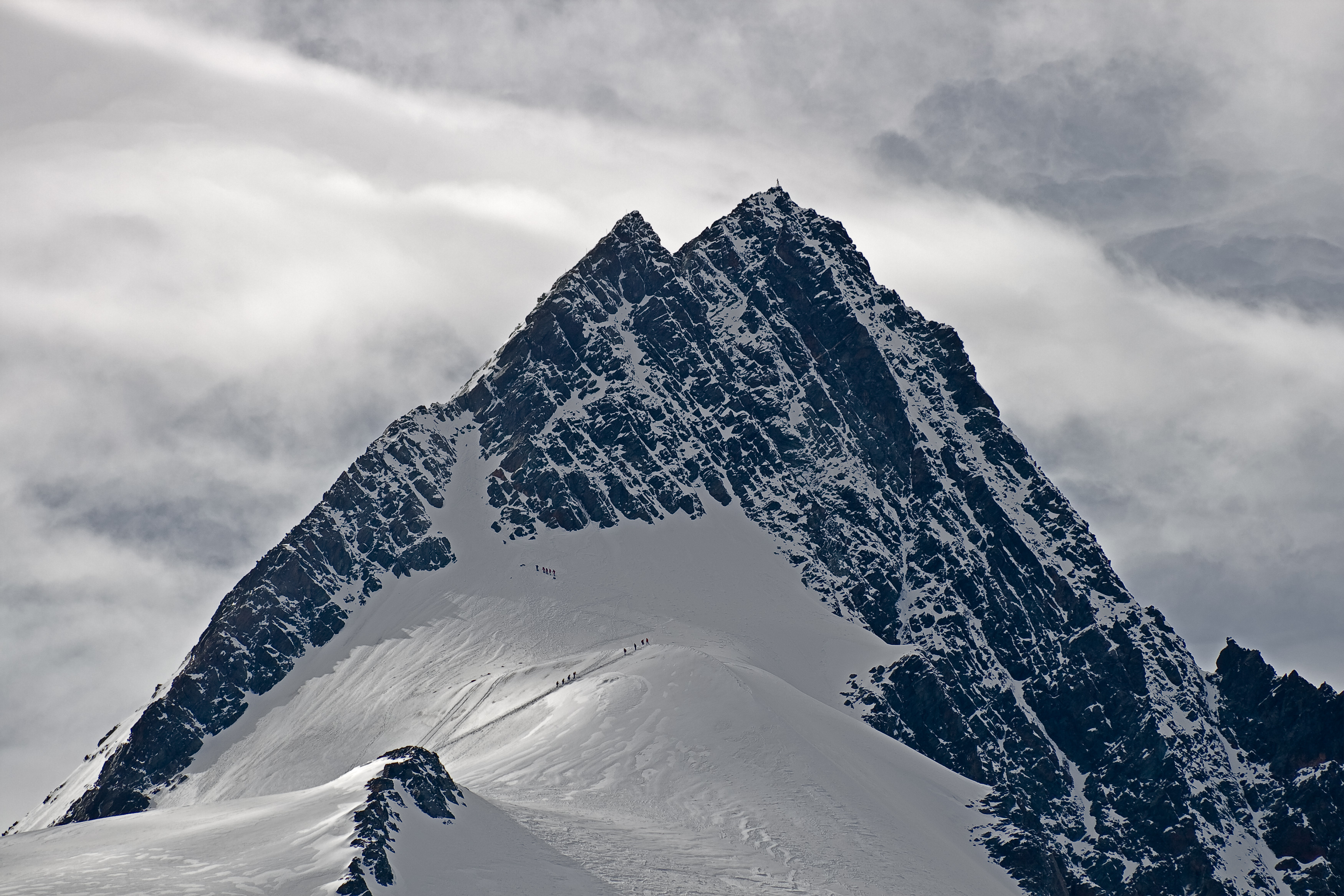 Der Gipfel des Großglockner, teils von Schnee bedeckt