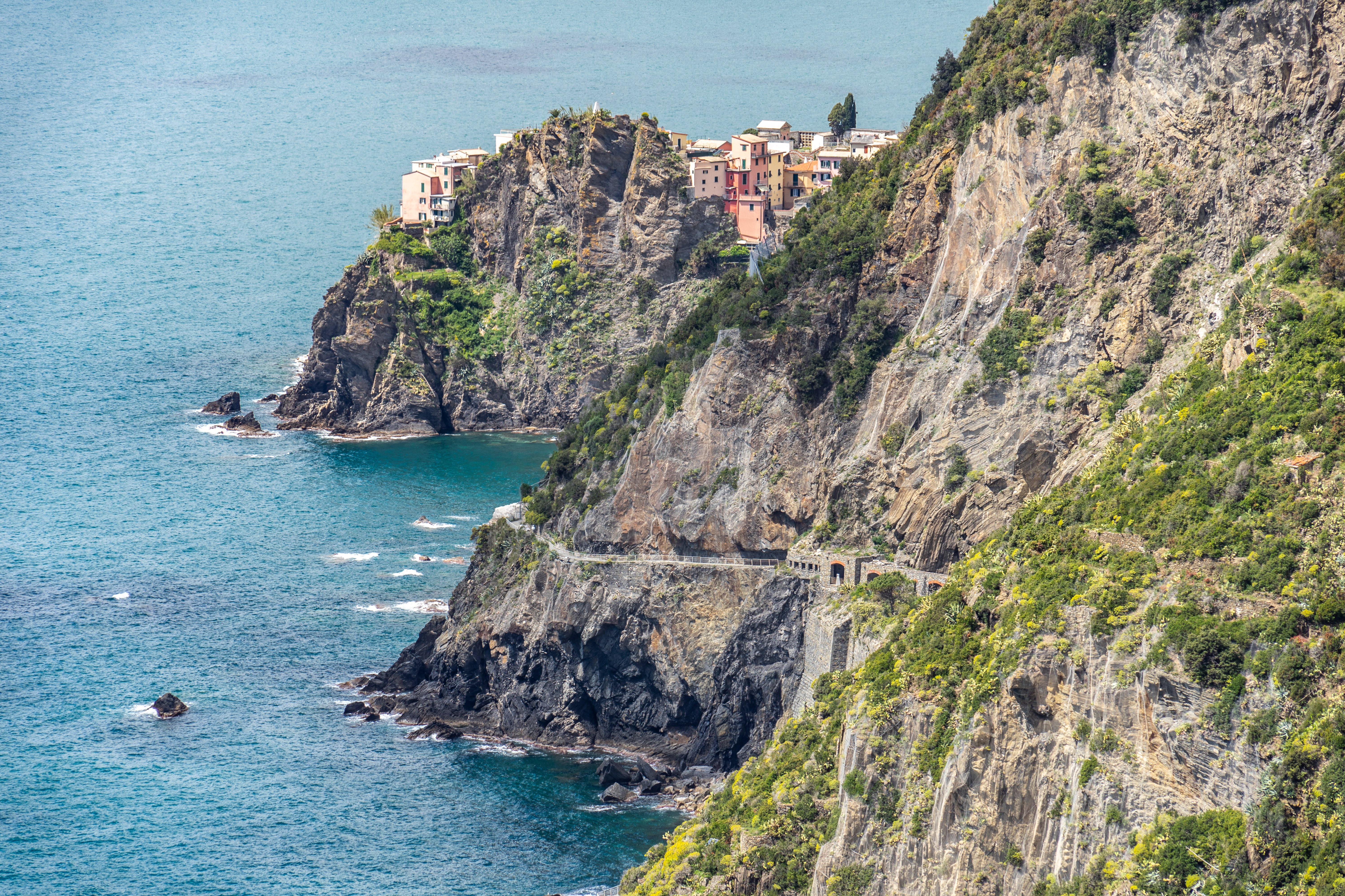 Blick von oben auf den Küstenweg Via dell'Amore in Cinque Terre