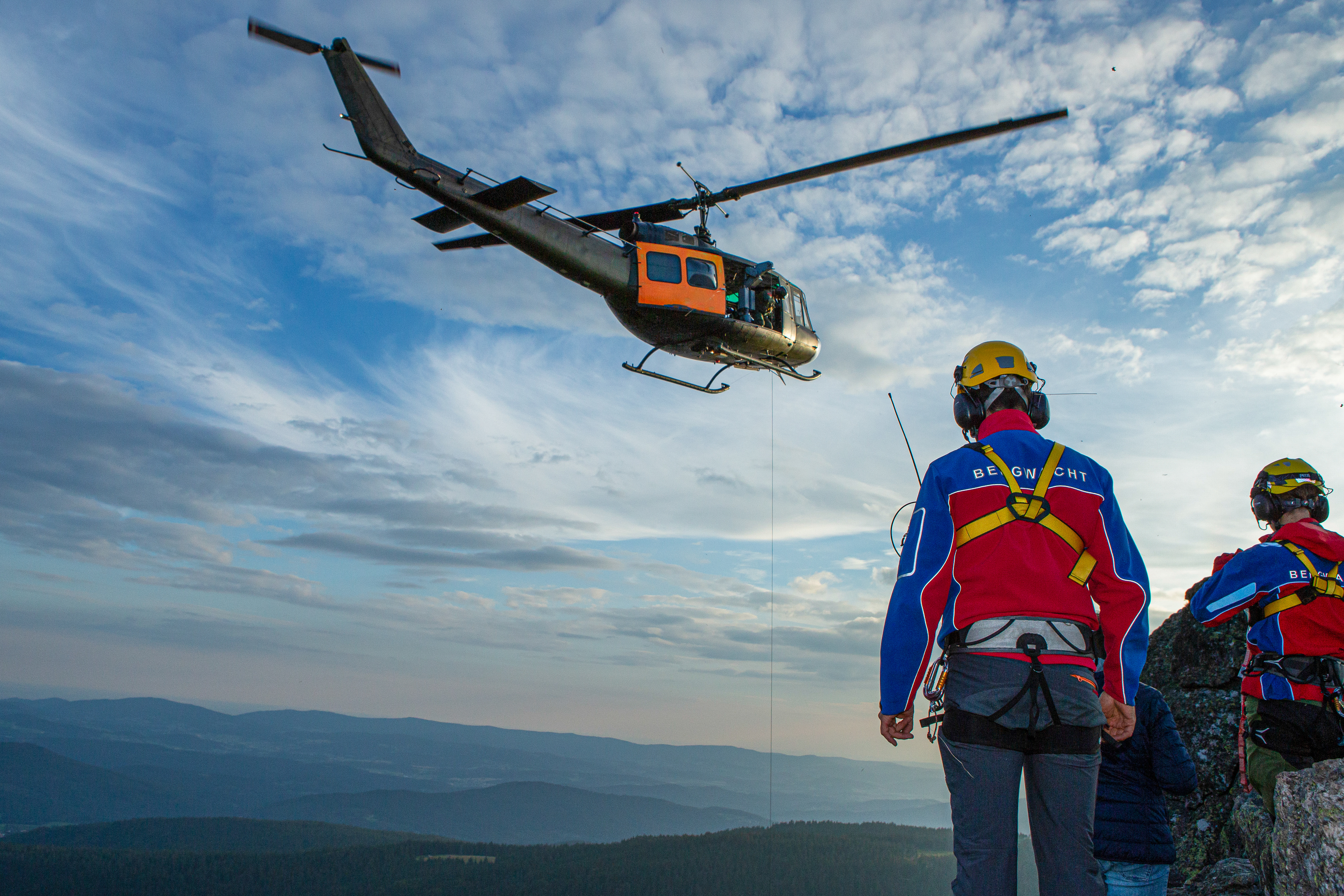 Die Bergwacht bei einer Luftrettung mit dem Hubschrauber.
