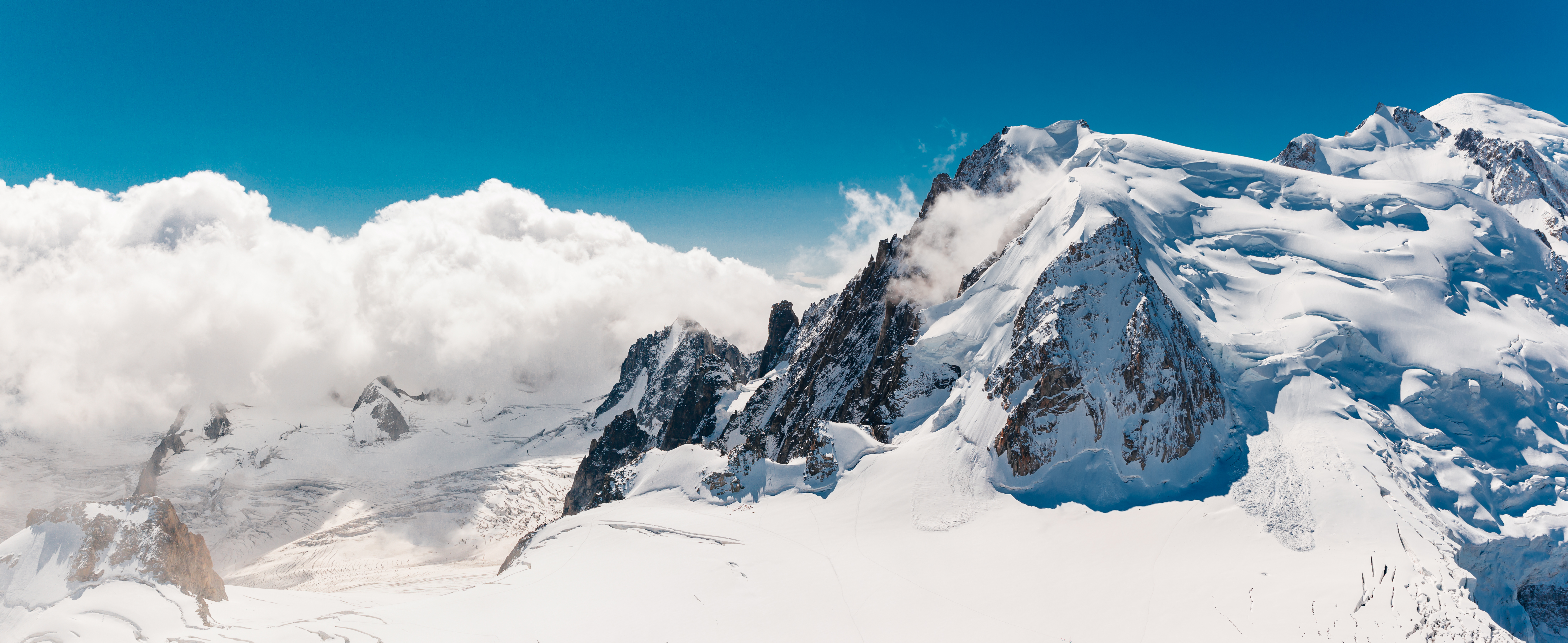 Der schneebedeckte Gipfel des Mont Blanc
