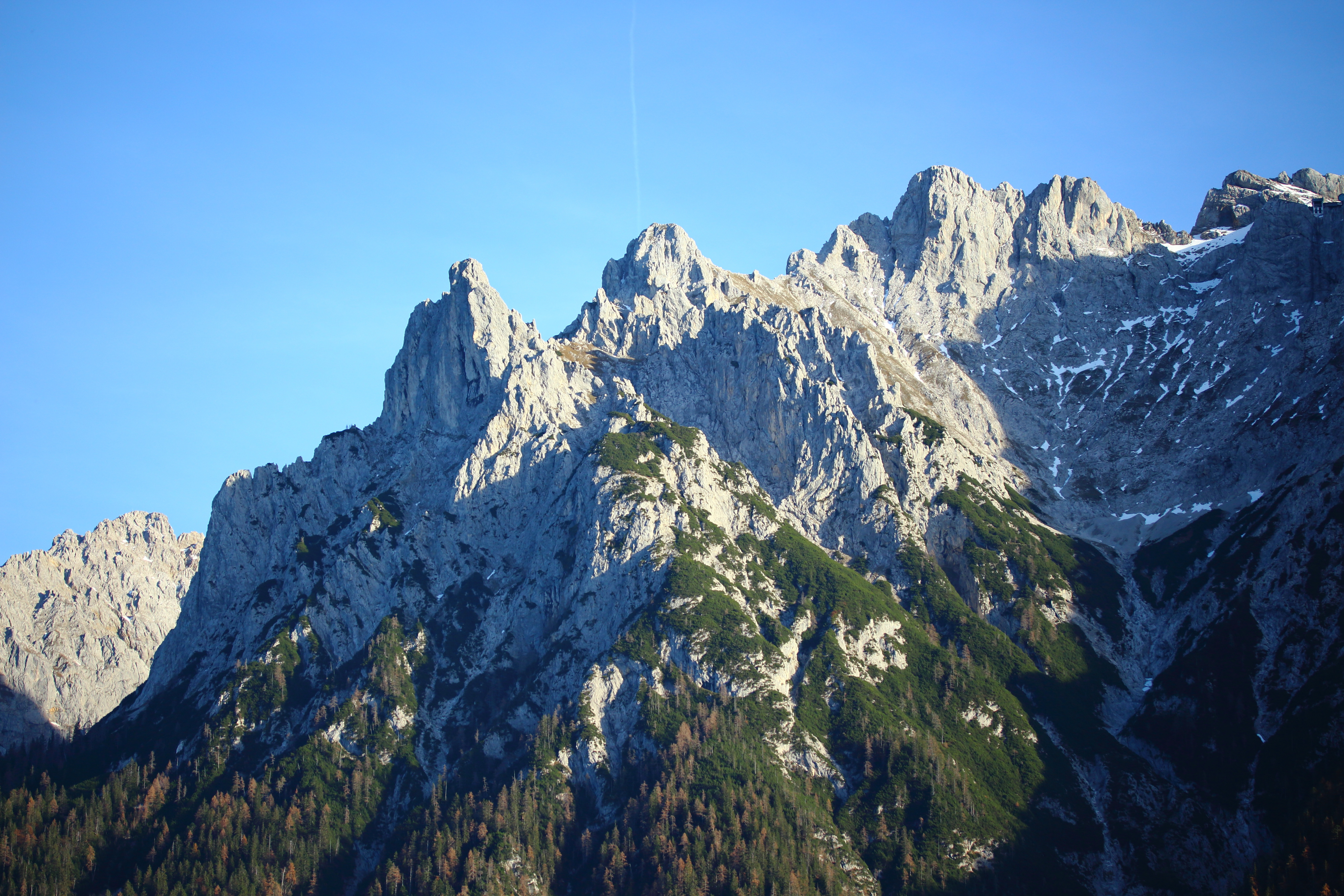 Viererspitze, Nördlicher Karwendelkopf 2215 m, Koflerturm 2000 m, Mittlerer 2365 m und Südlicher Karwendelkopf 2358 m von Mittenwald aus