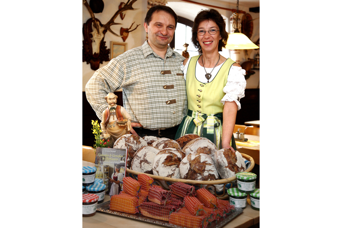 Hüttenpächter Uwe Gruber ist stolz auf sein Brot aus eigener Herstellung.