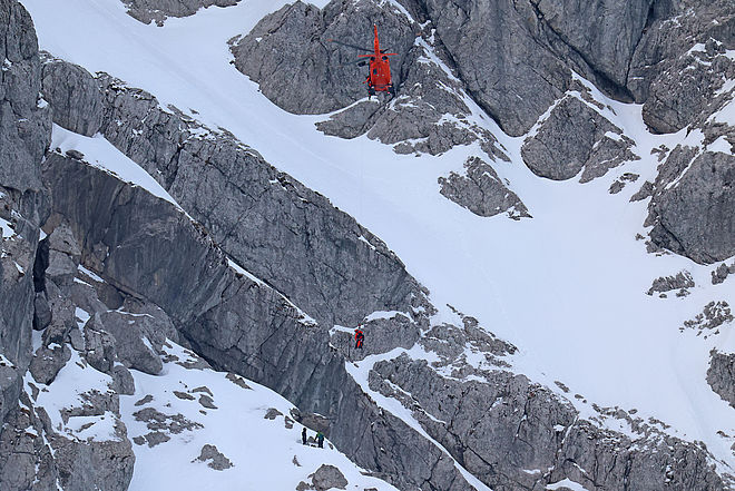 Einsatzkräfte der Bergwacht Berchtesgaden haben zwei 40 und 45 Jahre alte Bergsteiger gerettet.