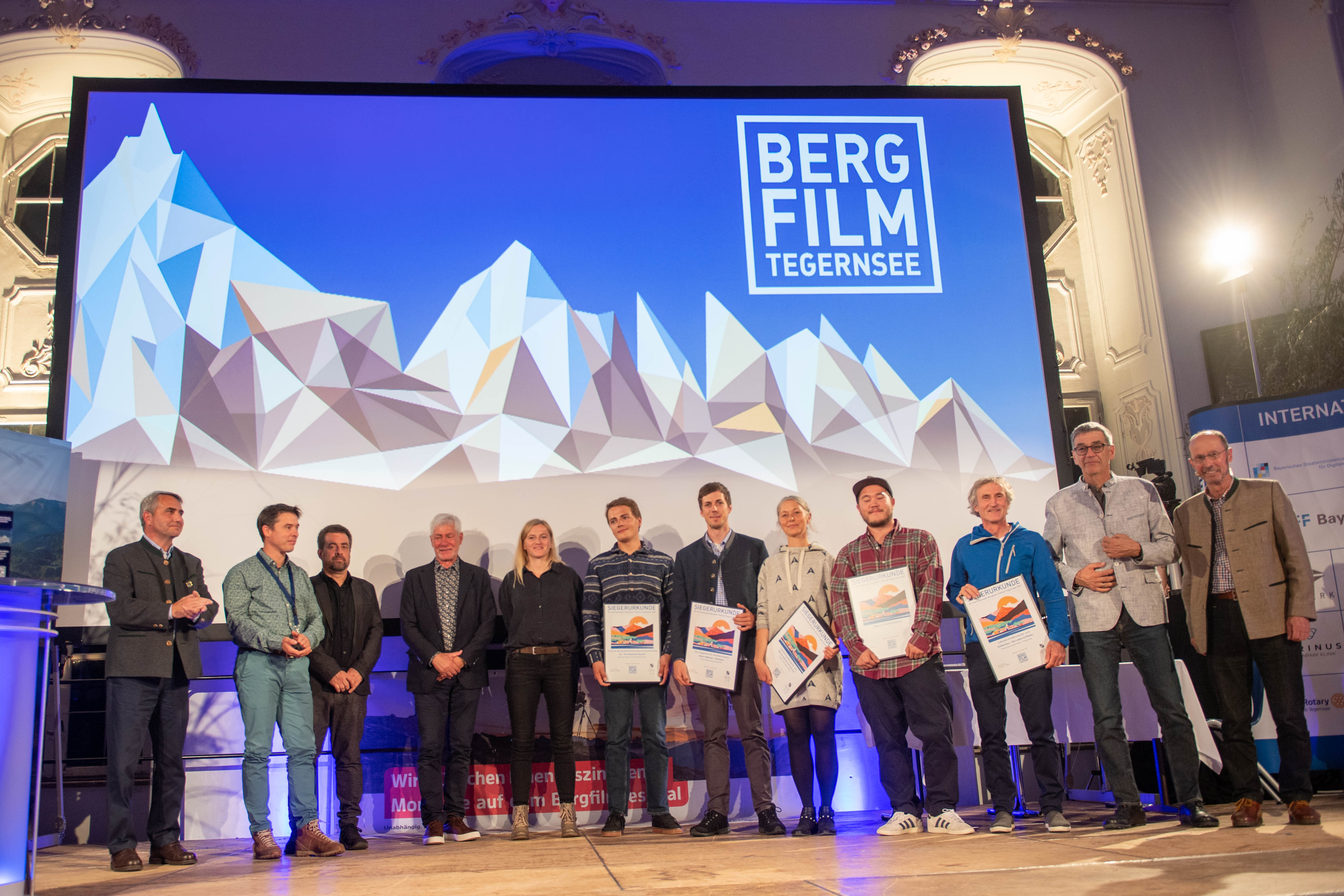 Die Preisträger und die Jury auf der Bühne des Bergfilmfestivals 2021.