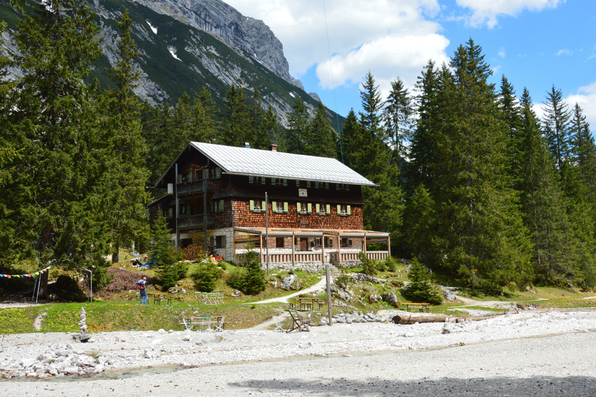 Die Reintalangerhütte direkt an der Partnach im Wettersteingebirge