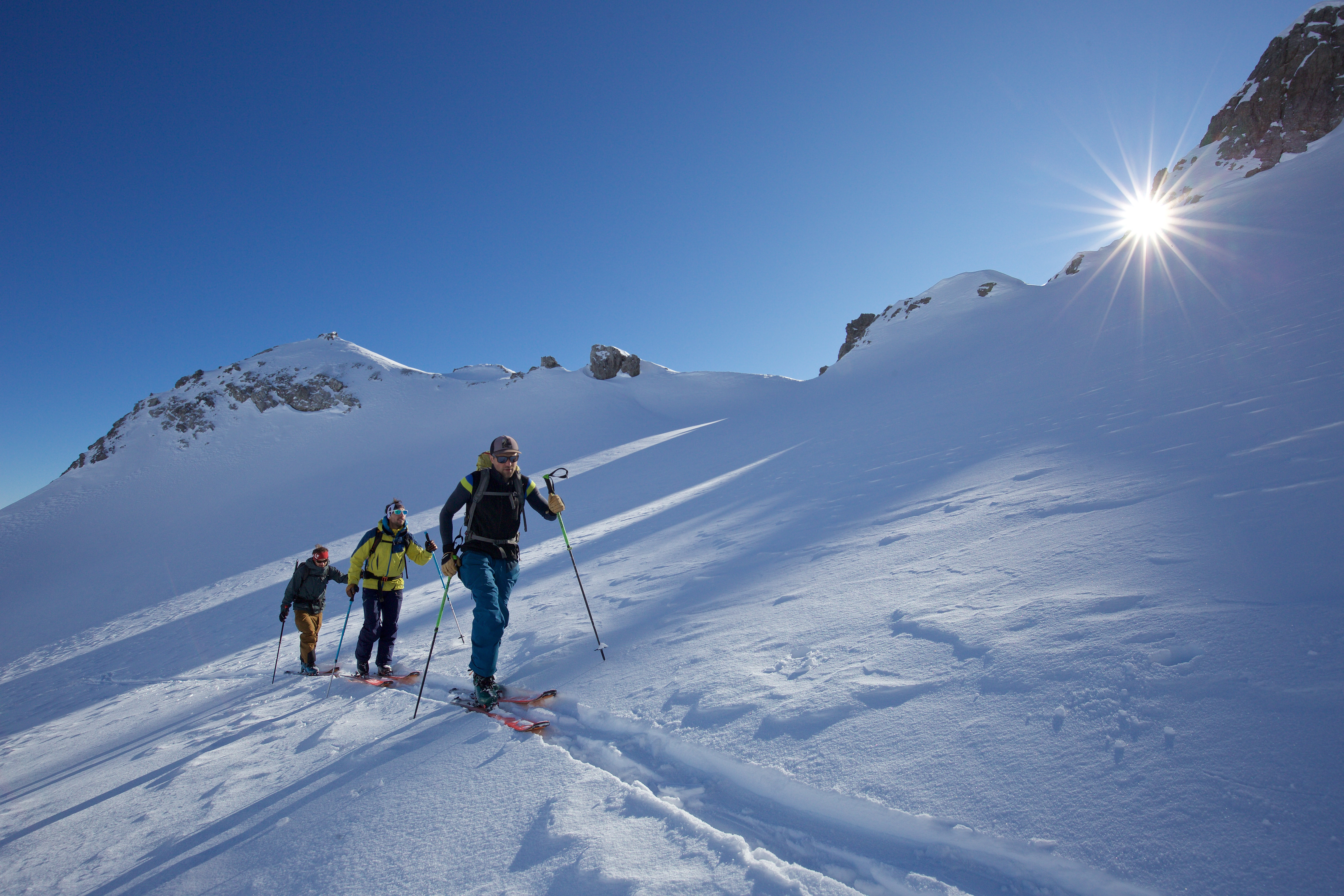 Eine Gruppe von Skitourengeher in den Lechtaler Alpen.
