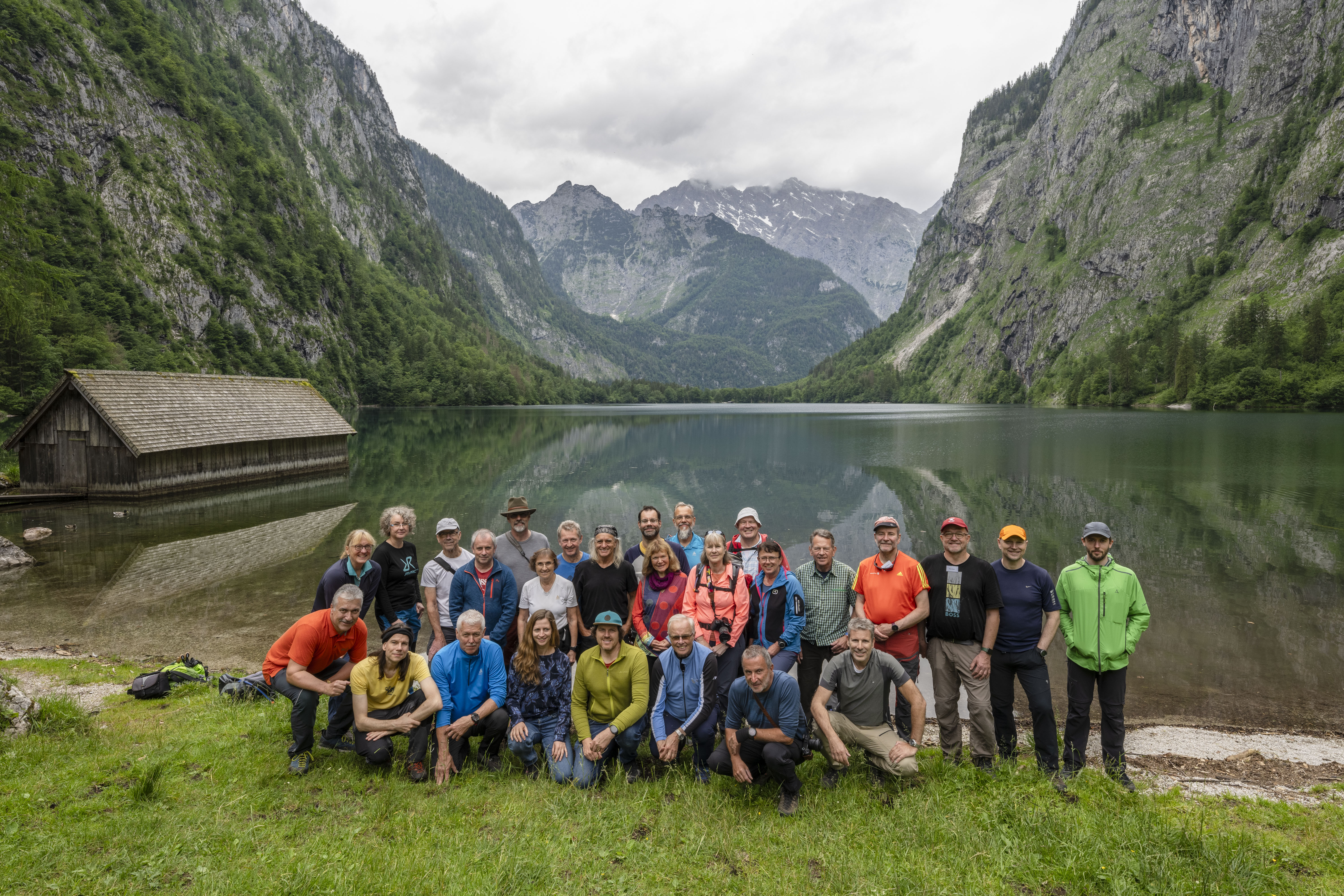 Die Teilnehmer der Bergsteiger Fototage 2024 vor dem Obersee in Berchtesgaden