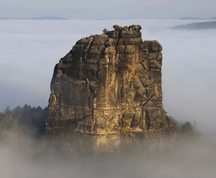 Der Falkenstein, gute 100 Meter hoch, ist der gewaltigste Gipfel in der Sächsischen Schweiz