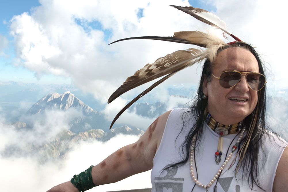 Bluesmusiker, Indianer und Zugspitz-Veteran: Willy Michl war 1989/90 Wirt auf der Knorrhütte, die Pacht endete damals im Streit mit dem DAV.