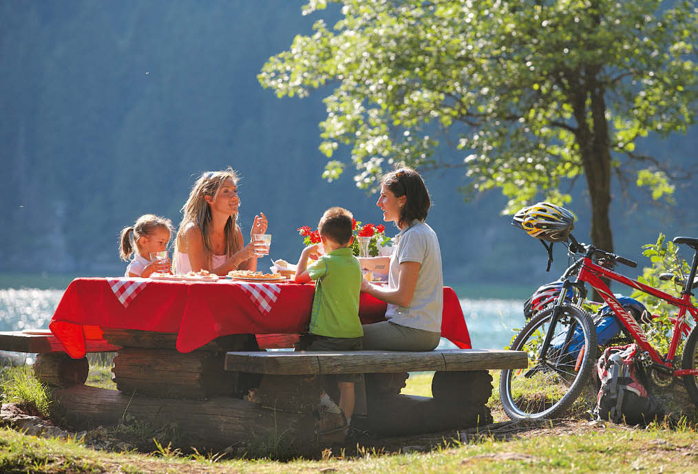 Verlockend: die Brotzeitplätze rund um die Laghi di Fusine