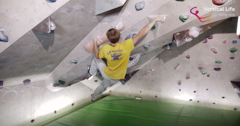 Alex Megos im Café Kraft - eine der Kletterhallen, die in der Vertical-Life App zu finden ist.