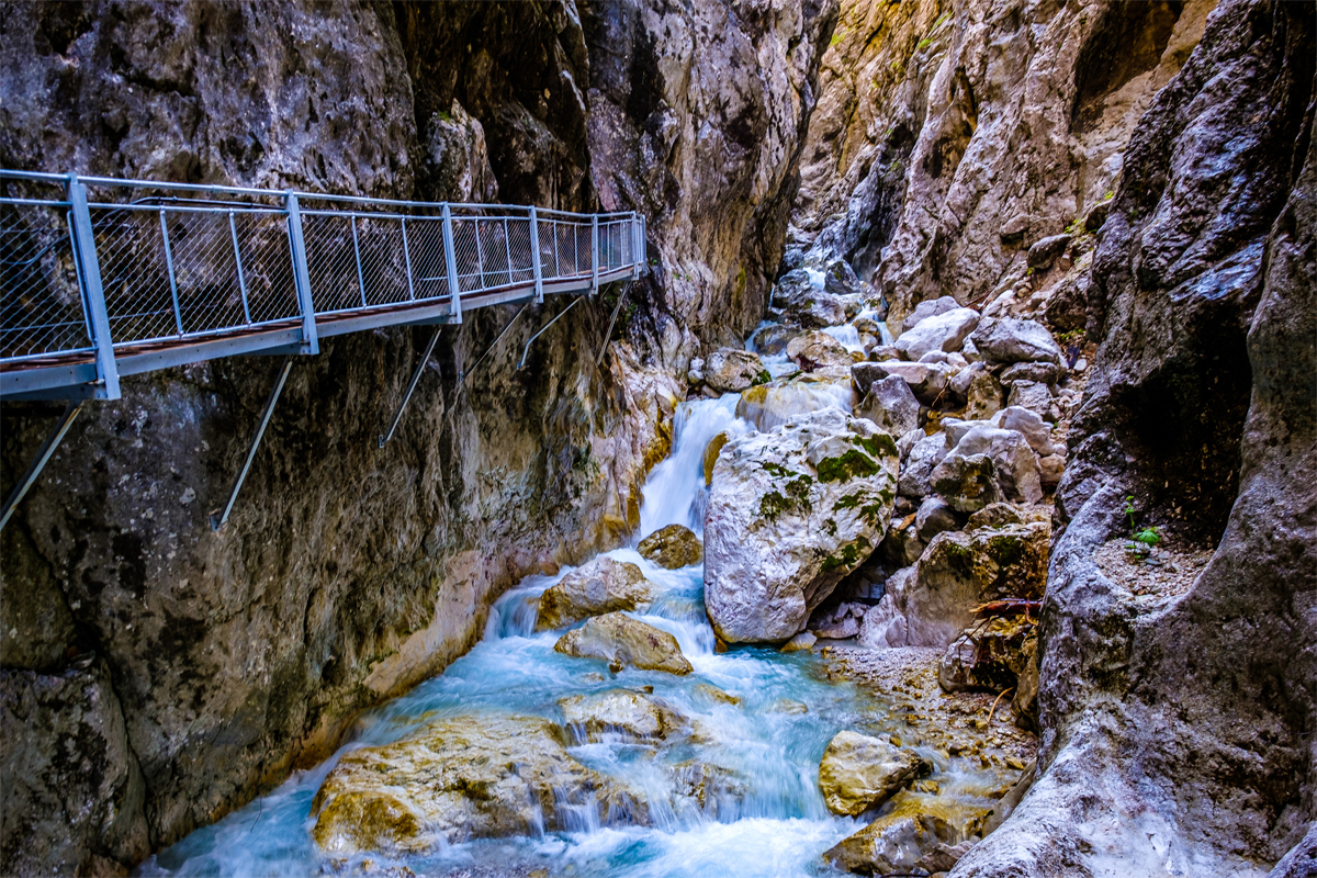 Nicht nur direkt durch die Klamm ist ein Weg, der Stangensteig führt oberhalb der Klamm. Auf diesem oberen Weg stützte der Mann ab.