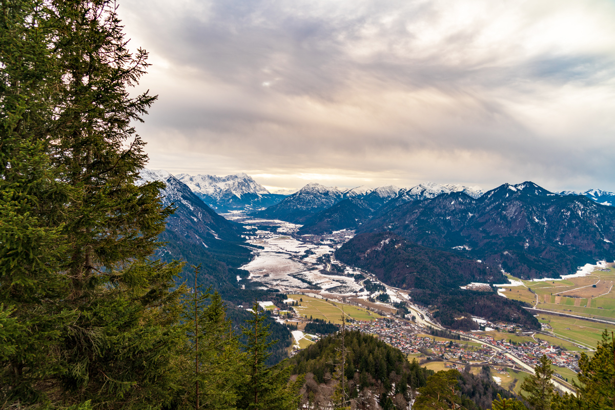 Der Blick vom Gipfel übers Loisachtal bis nach Garmisch-Partenkirchen.