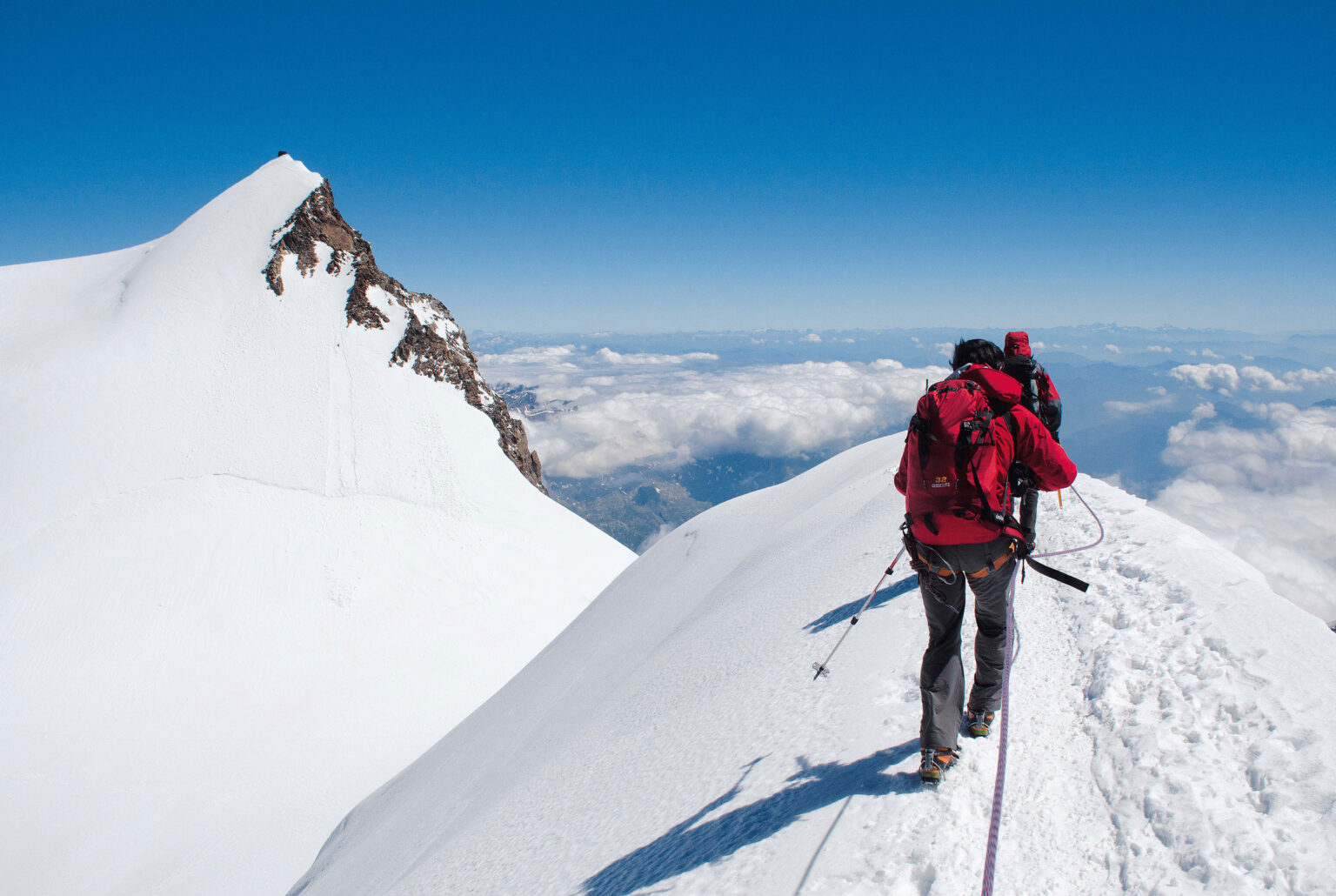 Hinter der Parrotspitze erhebt sich als nächstes die Signalkuppe, an deren Gipfel sich die Capanna Margherita klammert.
