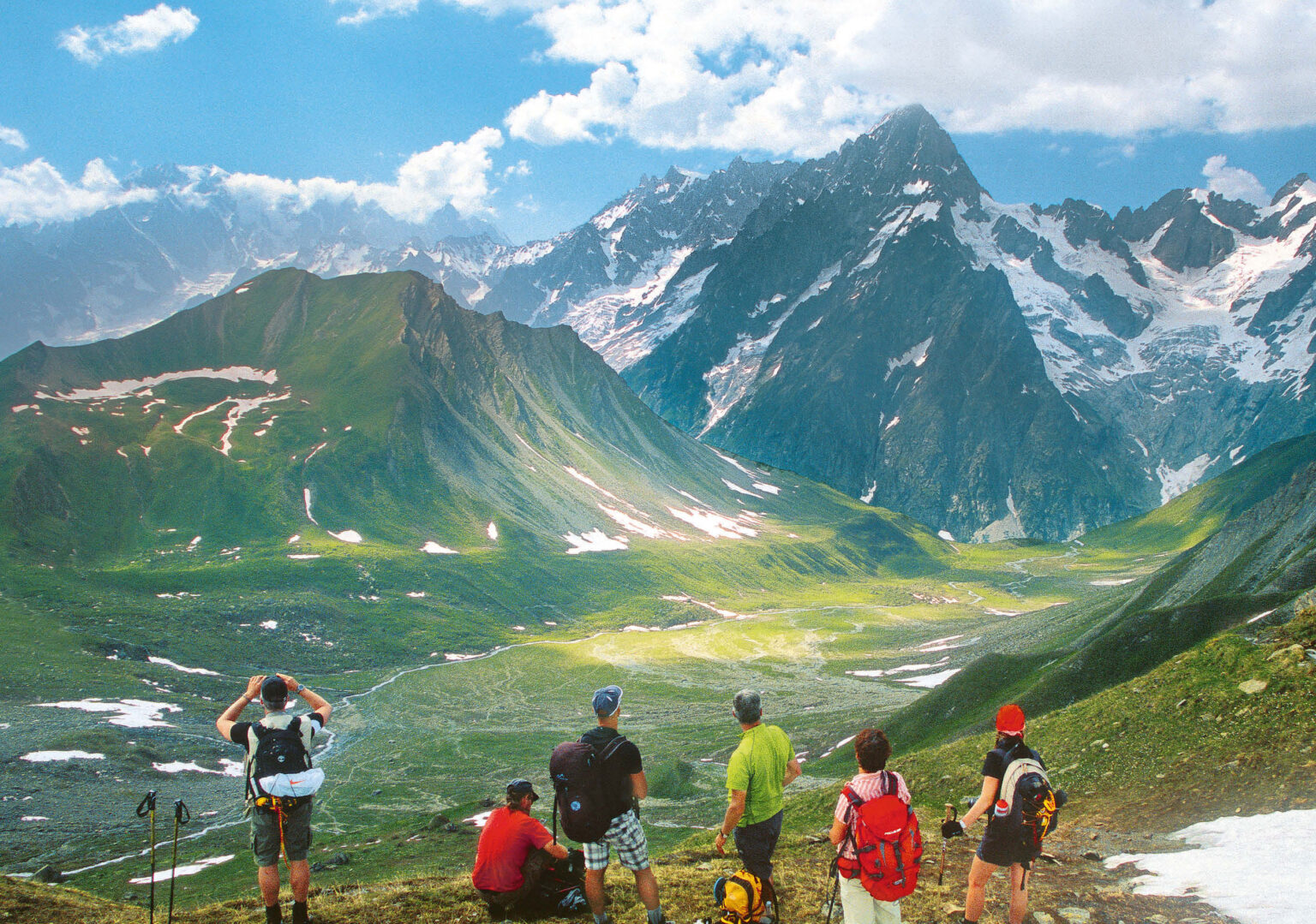 Großes Finale auf der Alta Via Nr. 1: Mont-Blanc- Massiv und Grandes Jorasses beim Abstieg ins Val Ferret.