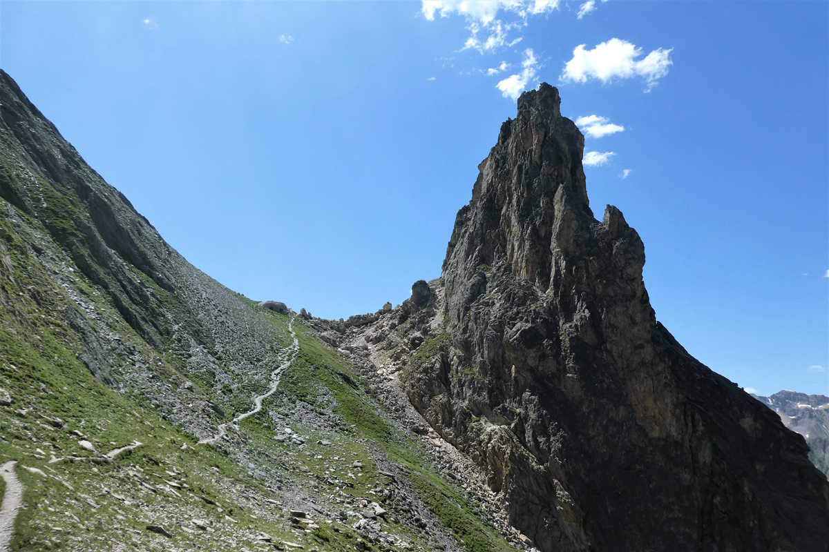 Die Rocca Provenzale mit dem Pass Colle Greguri