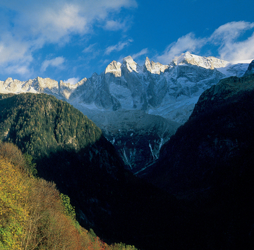 Der malerische Ort Soglio liegt auf einer Terrasse gegenüber den wilden Gipfeln der Bon-dasca mit Sciora di Fuori, Ago di Sciora und Scioradi Dentro (von links)