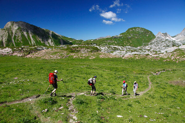 Über den Gehrengrat führt die Lechquellenrunde ins Steinerne Meer.