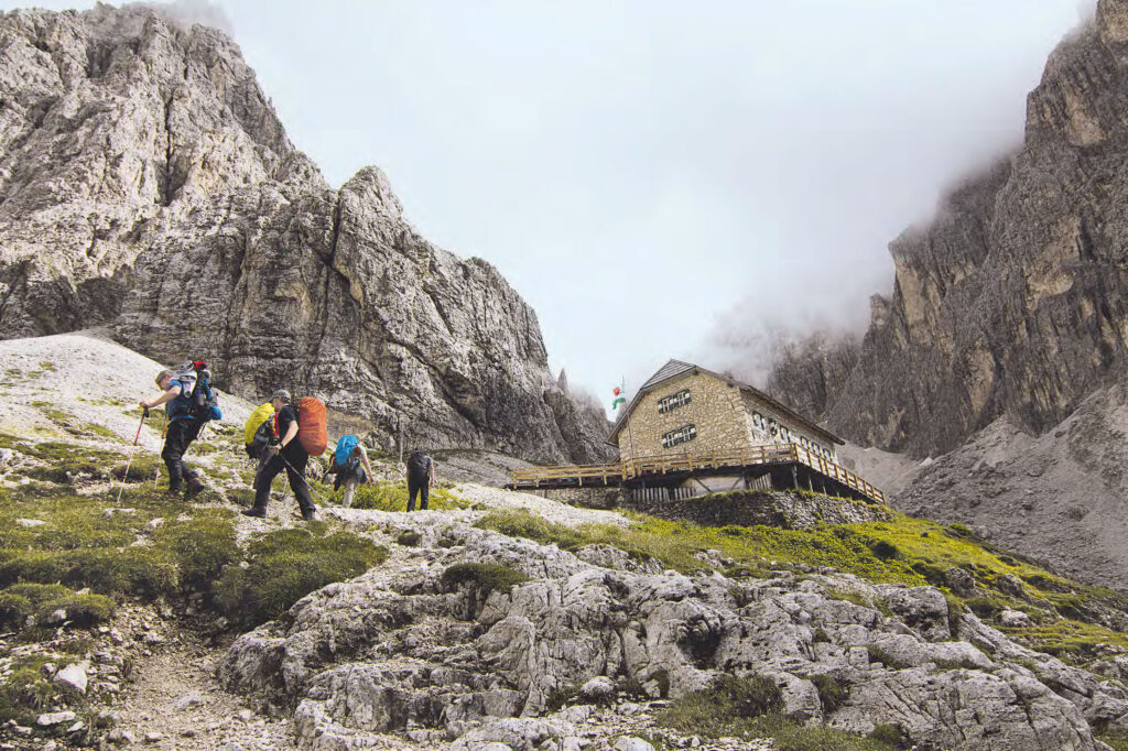 Wenn eine Schlechtwetterfront naht, ziehen Wolkenfetzen auch um die Langkofelhütte, die auf 2256 Metern nahe der Felswand klebt.
