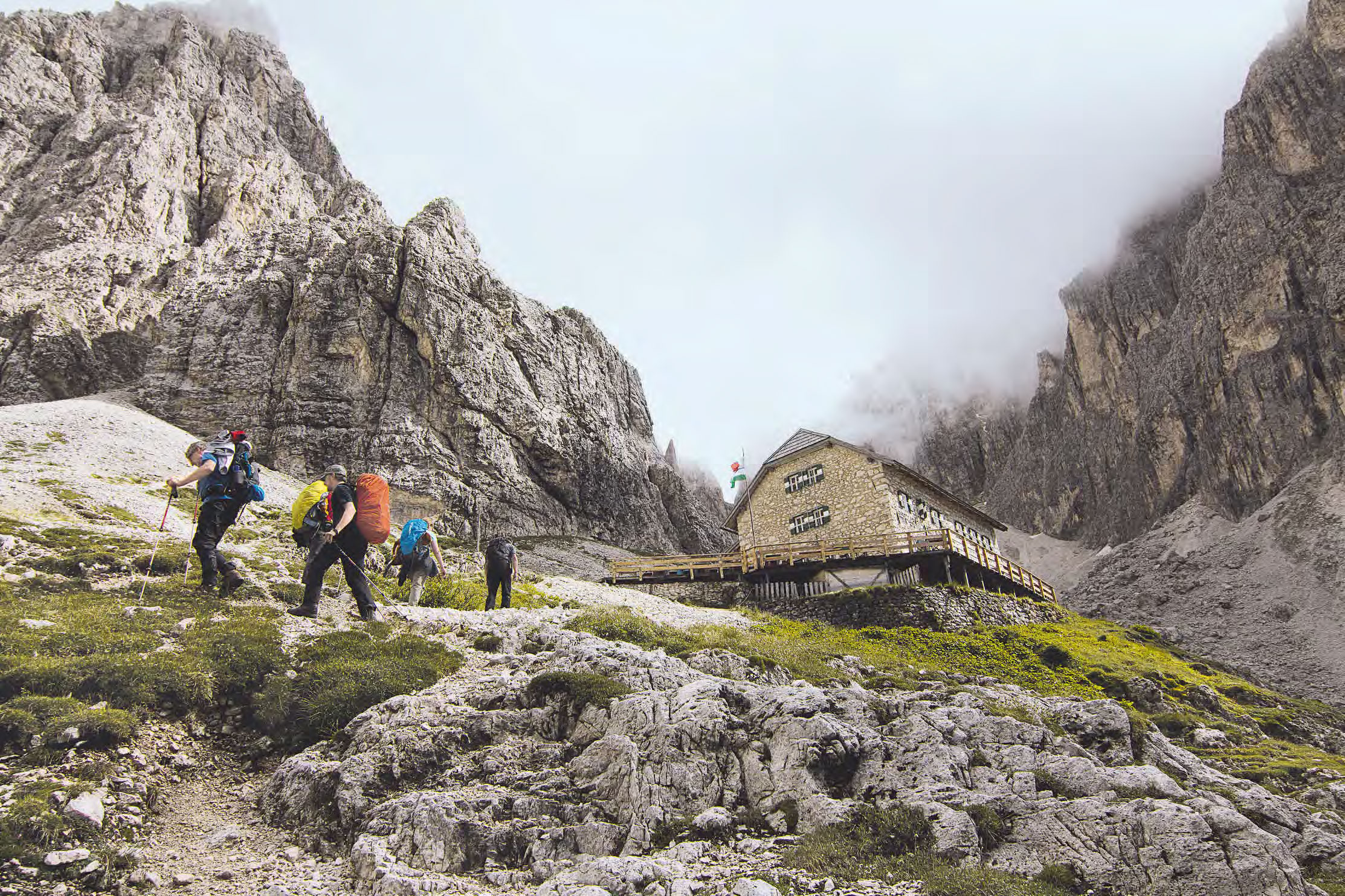 Wenn eine Schlechtwetterfront naht, ziehen Wolkenfetzen auch um die Langkofelhütte, die auf 2256 Metern nahe der Felswand klebt.