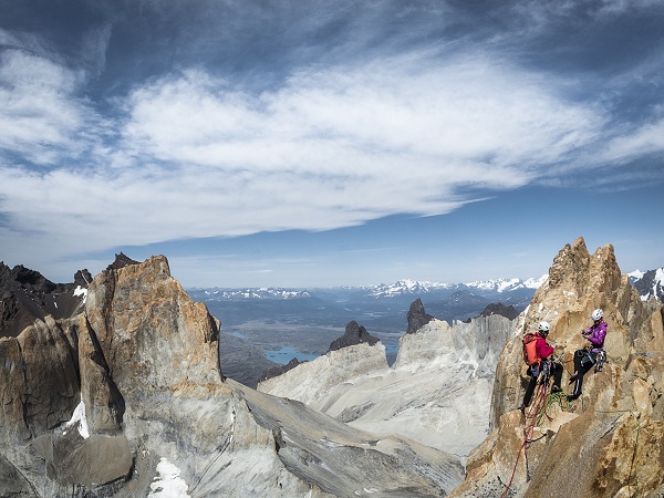 Ines Papert und Mayan Smith-Gobat auf dem Gipfel des Torre Central