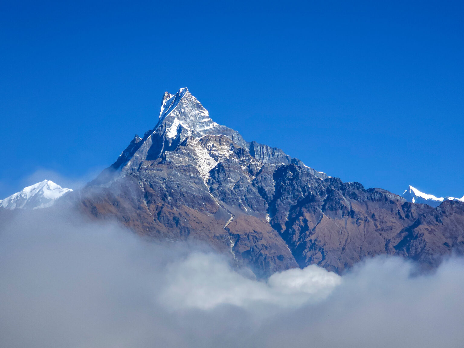 Der Machapuchare in Nepal zeigt sich inzwischen beinahme schneefrei.
