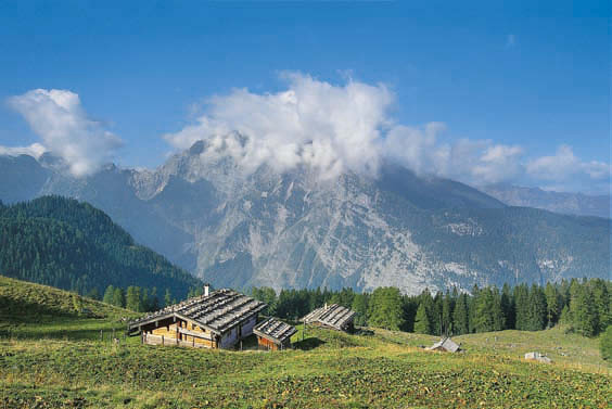 Über der Gotzenalm hüllt sich die Watzmann-Ostwand in Wolken