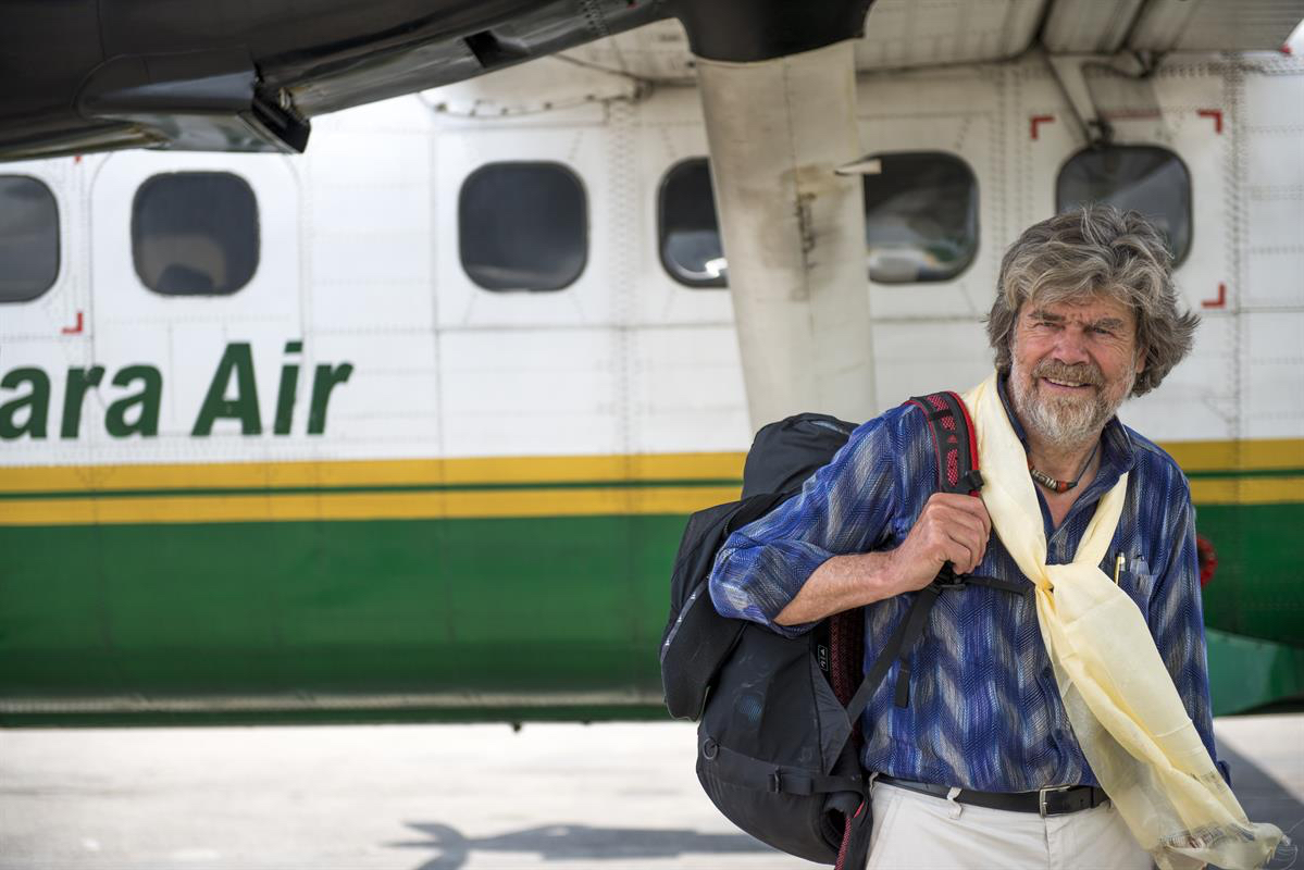 Reinhold Messner am Flughafen von Kathmandu