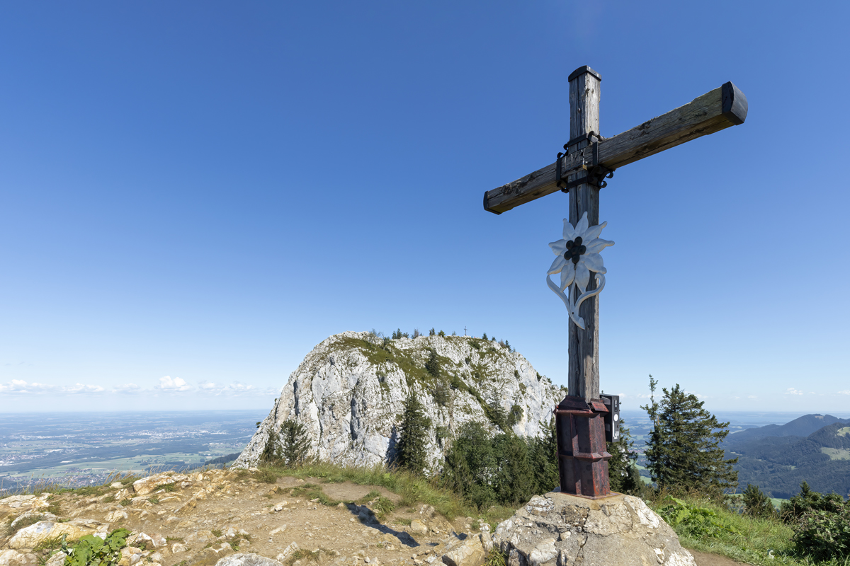 Der Heuberg-Gipfel mit der Wasserwand im Hintergrund.