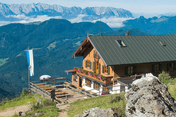 Das Hochgernhaus, von dem man einen fantastischen Blick zum Kaisergebirge hat