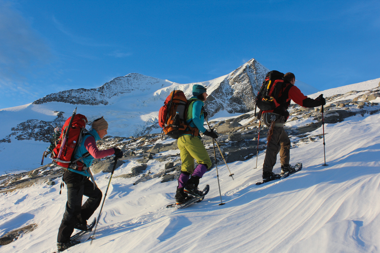 Zum Glück im Gepäck: Ohne Schneeschuhe wäre die Tour zum Scheitern verurteilt gewesen.