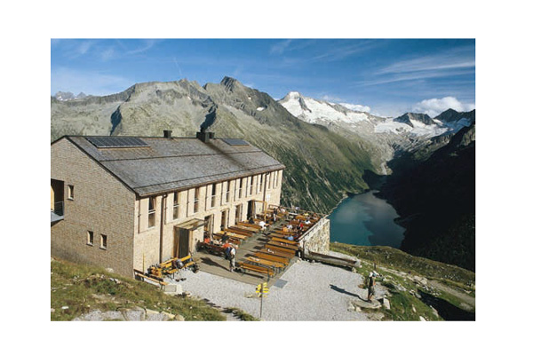 Die Olpererhütte hoch über dem Schlegeis-Speicher, hinten Greinerkamm und Möseler