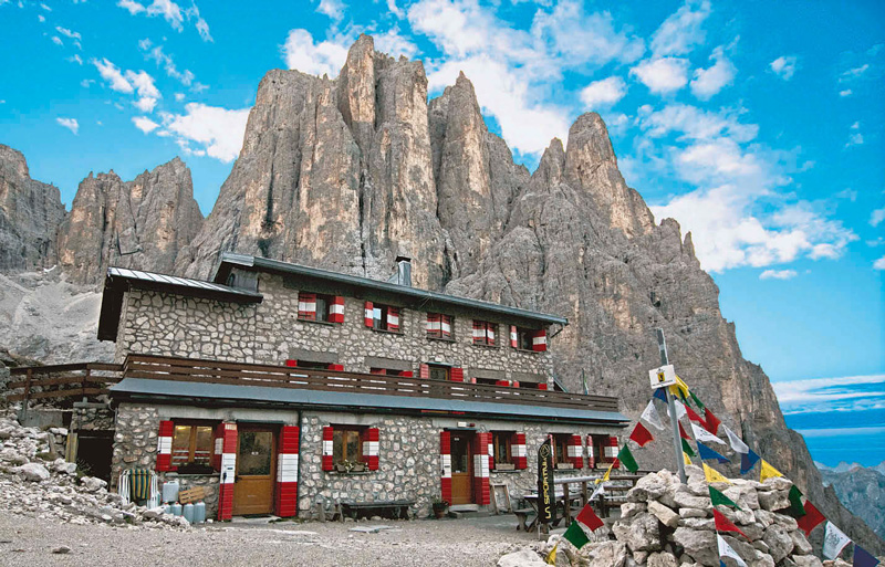 Hinter dem Rifugio Pradidali erhebt sich die mächtige Cima Canali.