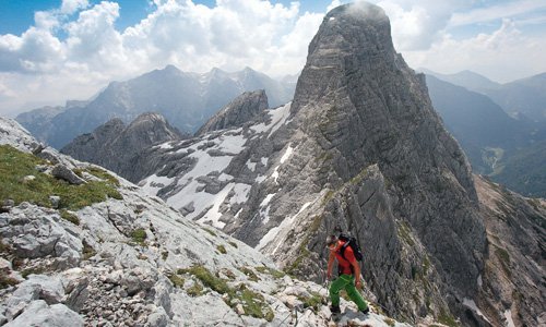 Der Steig aus der Mayrbergscharte zum Wagendrischelhorn ist mit Drahtseilen gut gesichert. Im Hintergrund das Stadelhorn.