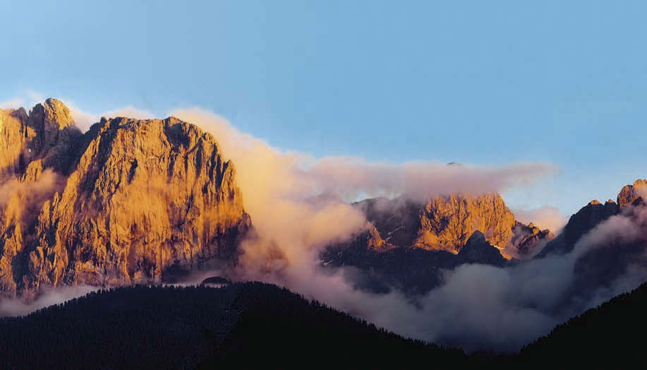 Wahrhaft dolomitisch! Der Zackenkamm der Lienzer Dolomiten erstrahlt im letzten Abendlicht, in der Mitte die Laserzwand