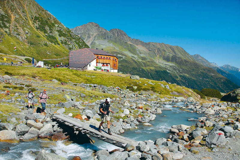 Die Sulzenauhütte liegt auf der 4. Etappe des Stubaier Höhenwegs