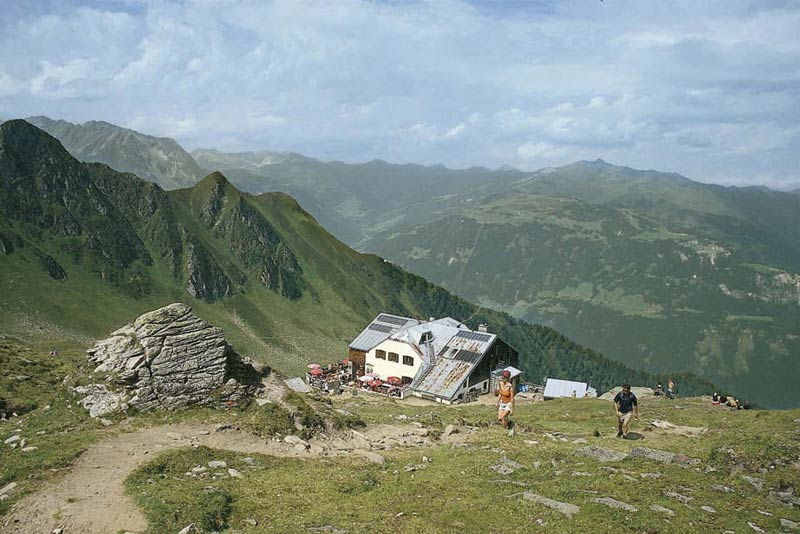 Von der Edelhütte startet man zur Ahornspitze und zum Siebenschneidensteig