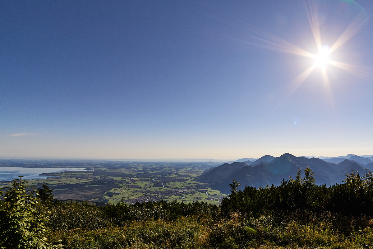 Der Blick vom Gipfel der Hochplatte auf Chiemsee und Alpenvorland