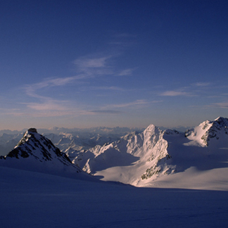 Blick über den Übeltalferner und das Becherhaus ins Ridnauntal und zu den Dolomiten am Horizont
