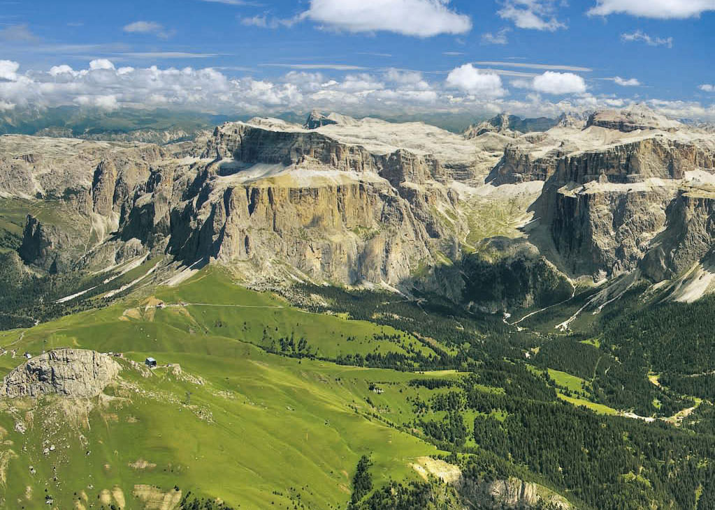 Über Canazei ragt das gewaltige Sellamassiv auf (li. Piz Ciavazes, re. Piz Pordoi), dahiner die Tofanen und die Gipfel des Ampezzano