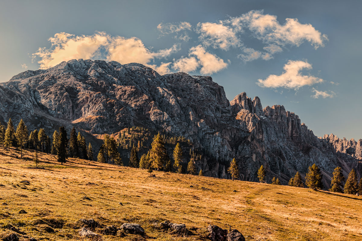 Der Latemar zählt zu den wirklich einsamen Dolomitengruppen.
