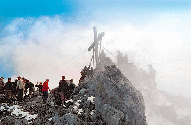 Knochenarbeit: Bis so ein Kreuz auf einem mehr als 2600 Meter hohen Berg steht, wird der ein oder andere Muskel strapaziert.