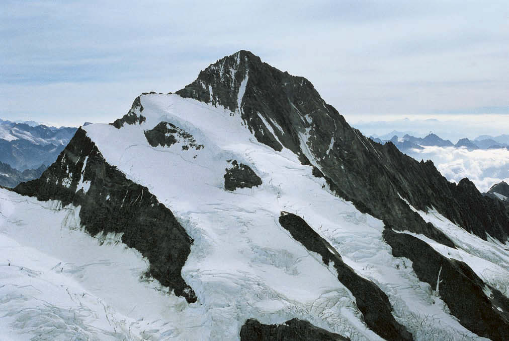 Perfekte Berg-Architektur – das Finsteraarhorn von Westen