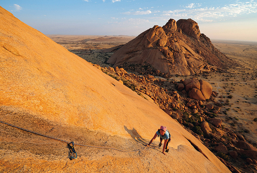 Einen Sonnenaufgang in Namibia erlebt man am besten am Seil.