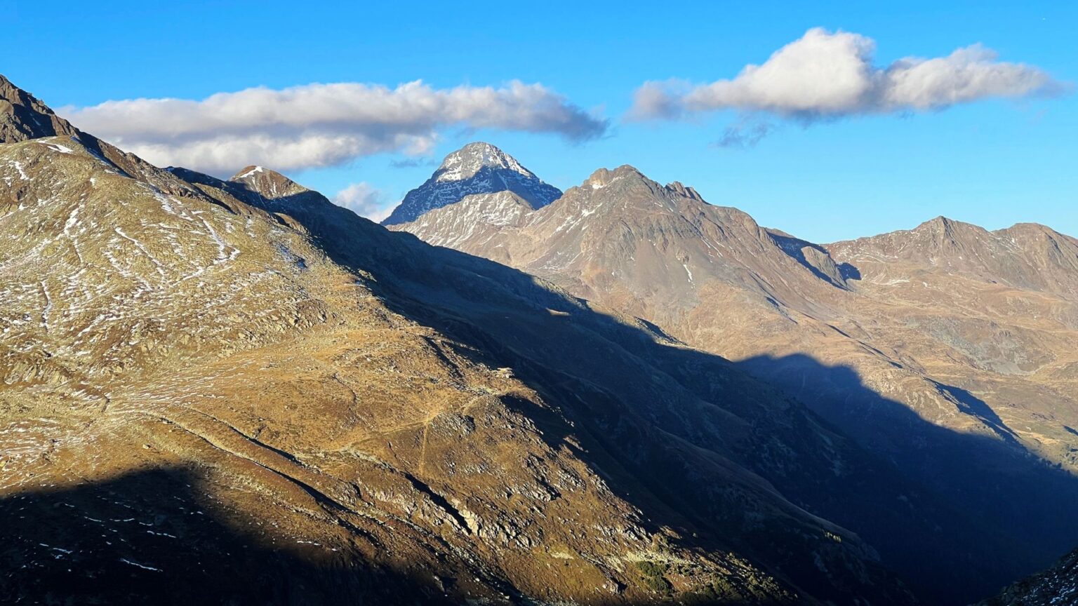 Felsgipfel Piz Linard (3410 m) und Piz Murtera (3044 m) im Massiv der Silvretta-Alpen oberhalb des Flüelapasses, Zernez - Kanton Graubünden, Schweiz