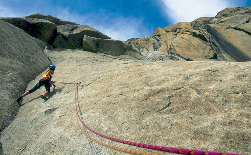 Tolle Kletterlinien und bester Granit warten am Gross Furkahorn im Sektor »Kristall«, hier in der Route »Schwarzgold« (6b)