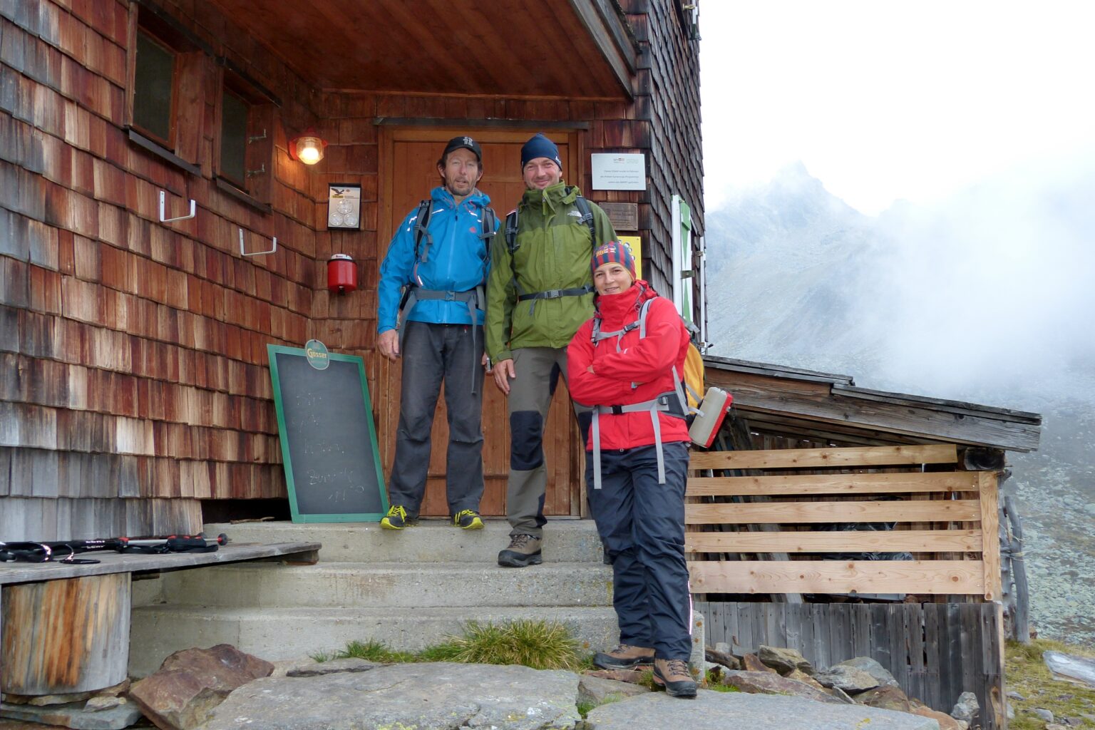 Mit Harry vor der Hütte