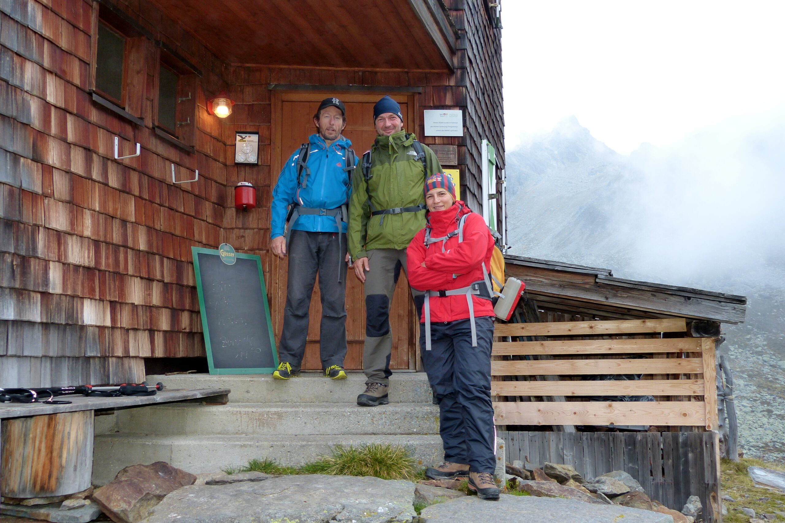 Mit Harry vor der Hütte