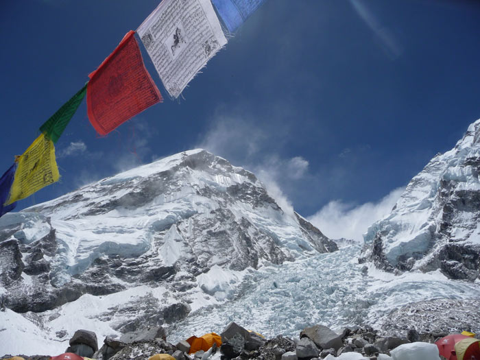 Der Eisfall mit der vom Wind gepeitschten (links) Westschulter und (im Hintergrund) Lhotse. Es sind keine Wolken, sondern Schnee, der vom Berg weggepustet wird!